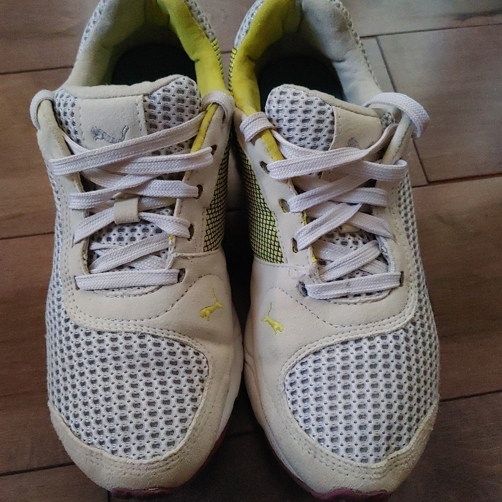 PUMA Women's sneaker walking shoes beige 6‎